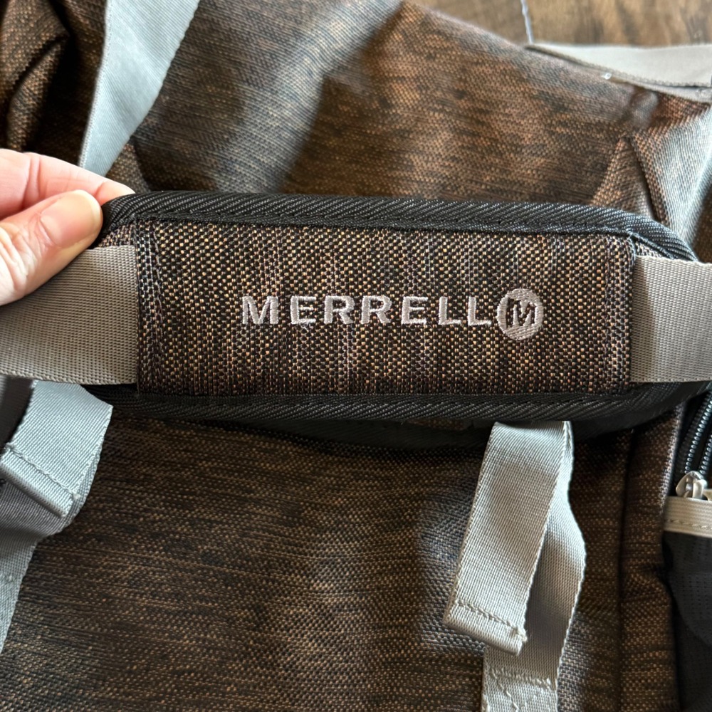 Merrell Messenger Bag Brown Grey Crossbody Laptop Padded Strap Outdoors Gorpcore - Picture 11 of 11